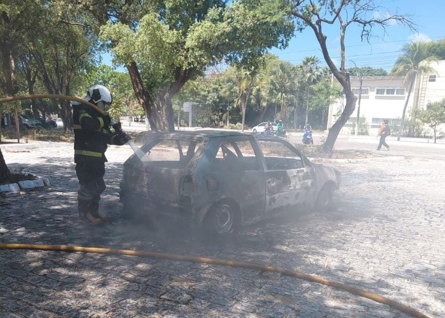 Bombeiros Militares do Conjunto Ceará apagam incêndio em veículo