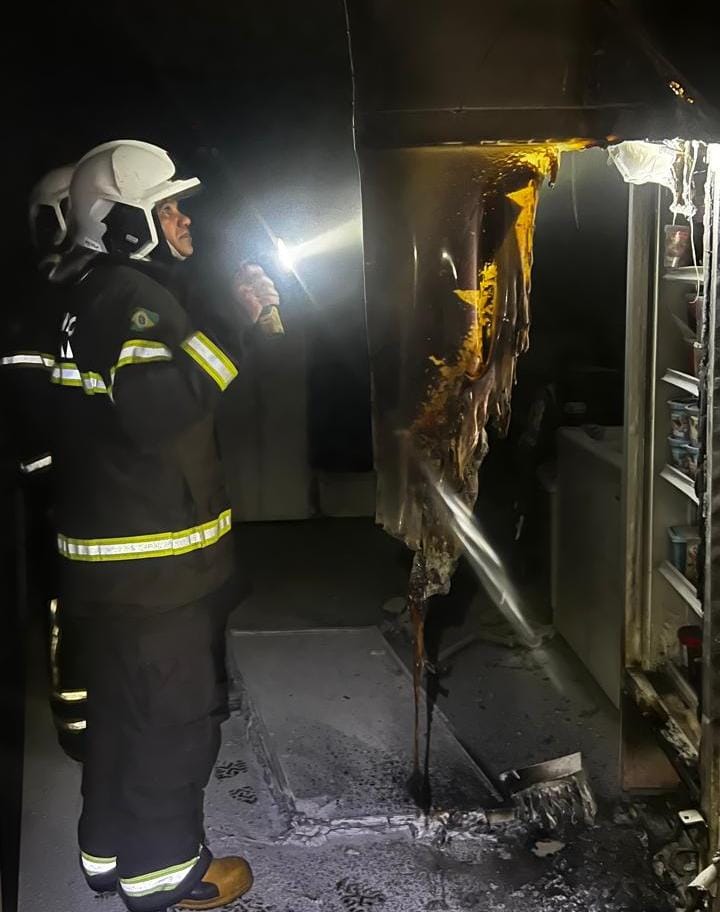 Curto-circuito em câmara frigorífica mobiliza Corpo de Bombeiros