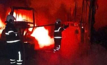 Incêndio em ônibus e retroescavadeira