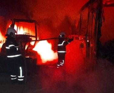 Incêndio em ônibus e retroescavadeira