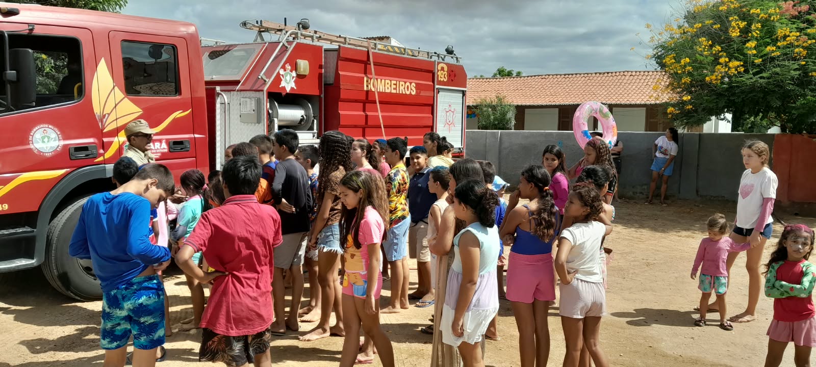 Corpo de Bombeiros de Tauá celebra o dia das crianças no distrito de Marrecas