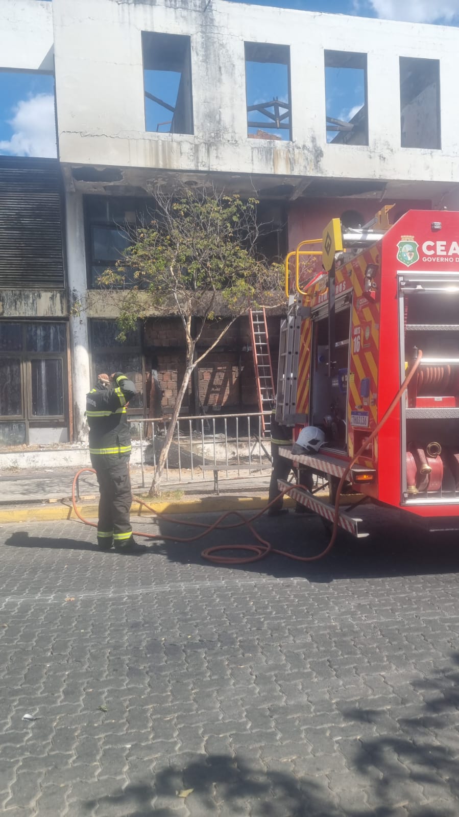 Corpo de Bombeiros apaga incêndio em monturo no Centro de Sobral
