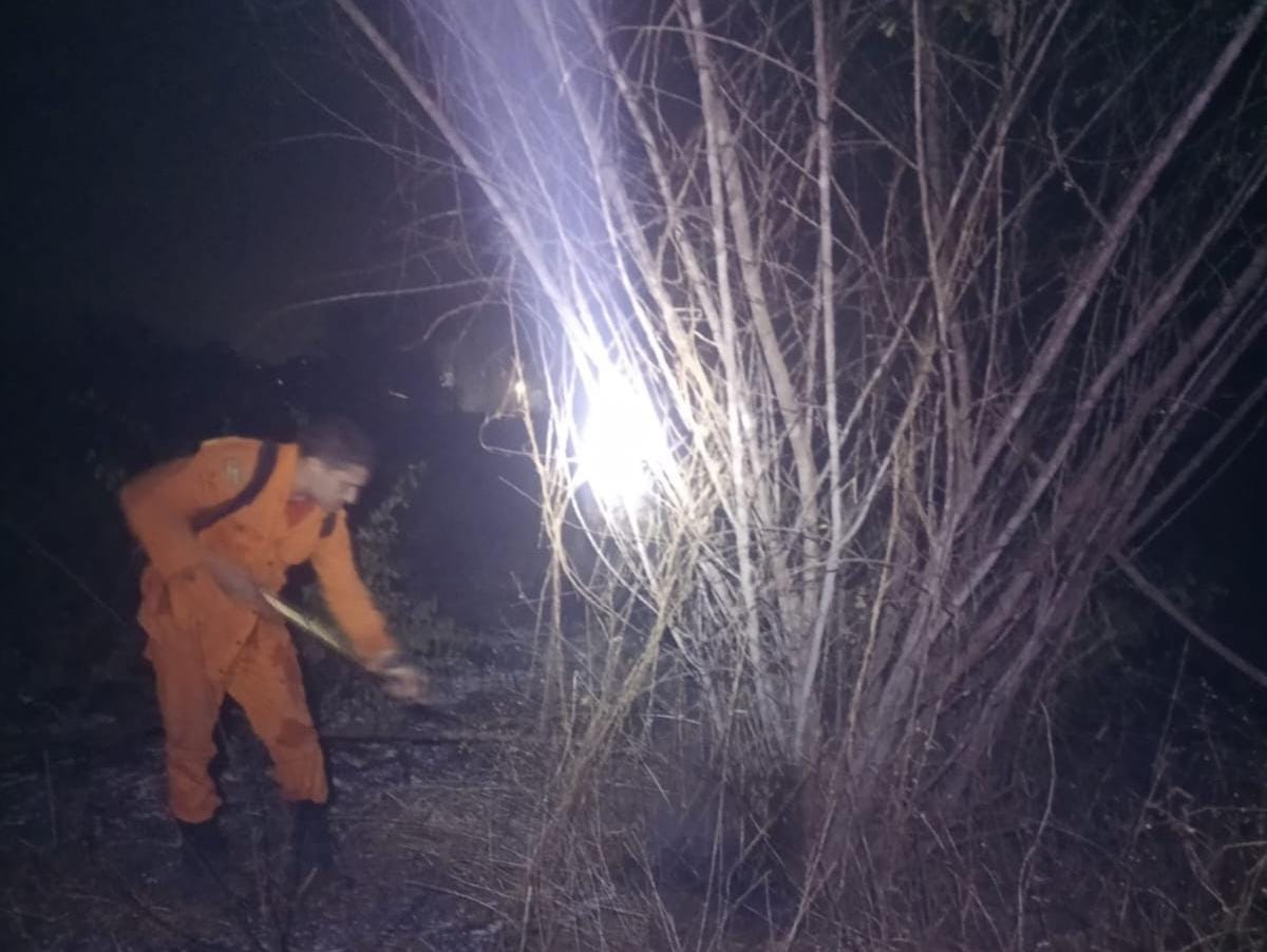 Bombeiros Militares de  Ipueiras apagam incêndio no Alto do Cristo