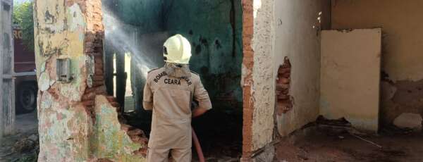 Incêndio de residência abandonada mobiliza bombeiros de Iguatu