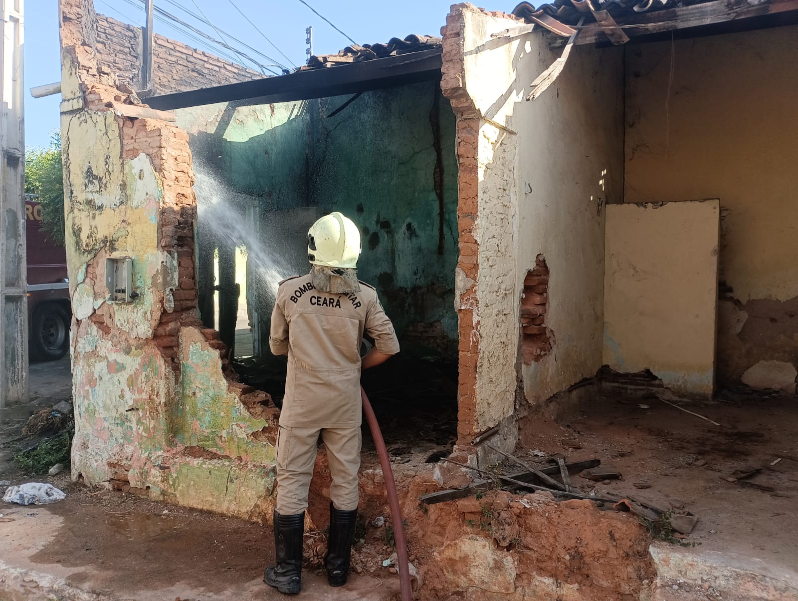 Incêndio de residência abandonada mobiliza bombeiros de Iguatu