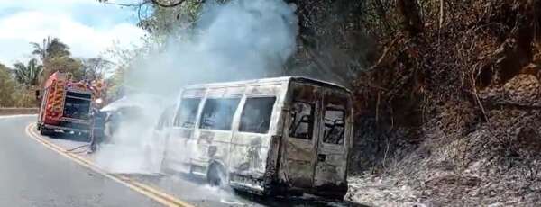 Bombeiros Militares de Sobral apagam incêndio de van
