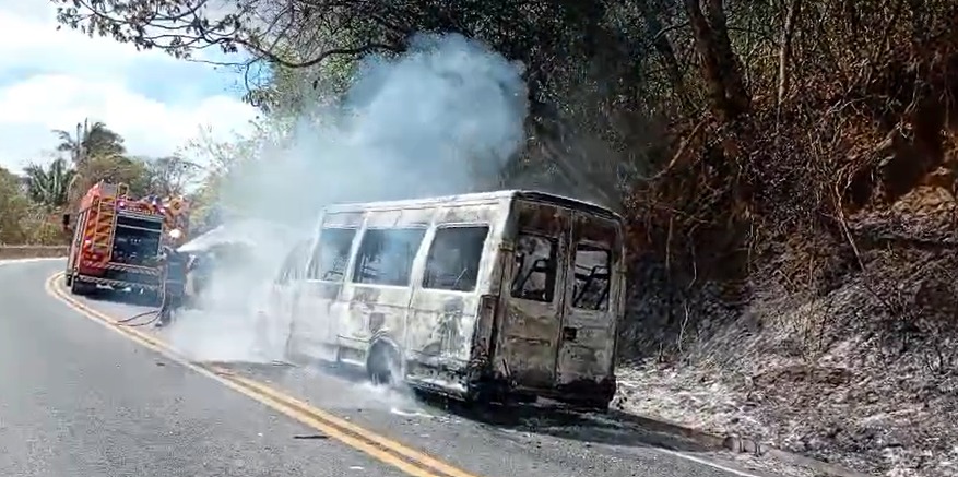 Incêndio de van mobiliza bombeiros militares de Sobral