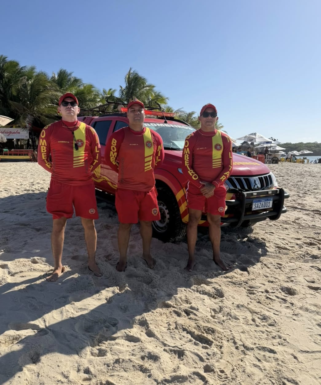 Guarda-vidas do Corpo de Bombeiros resgatam onze pessoas