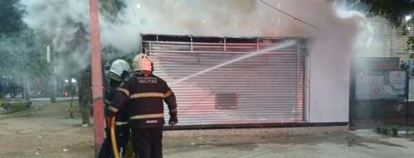 Bombeiros Militares combatem incêndio em trailer comercial