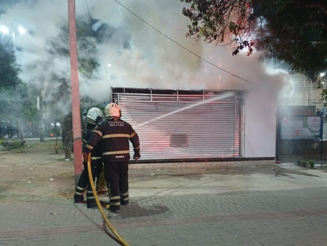 Bombeiros Militares do Conjunto Ceará combatem incêndio em trailer comercial