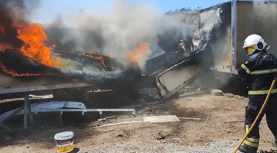 Bombeiros Militares do Conjunto Ceará controlam incêndio em baú frigorífico no Parque São José