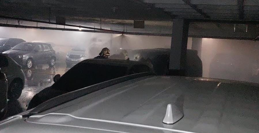 Incêndio de veículo em garagem. 1º socorro