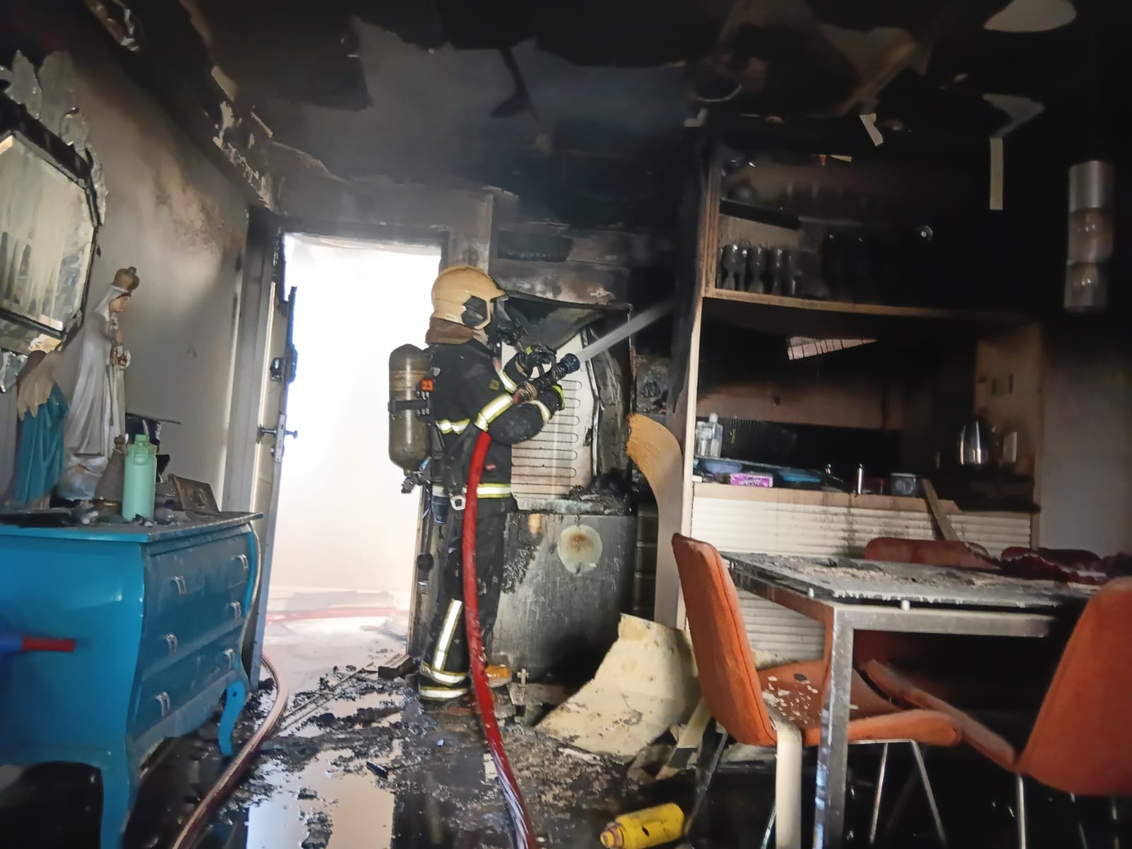 Bombeiros Militares do 15/10 apagam incêndio de apartamento no Cocó